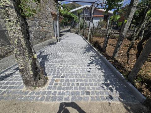 Ruina em Azias, Ponte da Barca