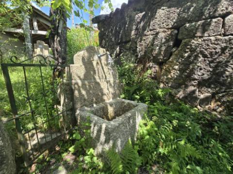 Ruina em Azias, Ponte da Barca