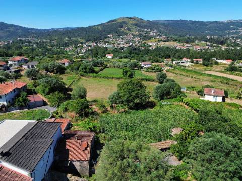 Terreno de Construção e Moradia para Restauro
