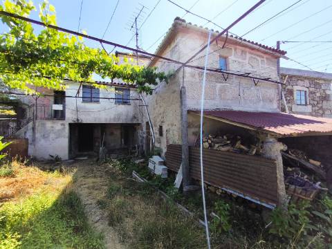 Terreno de Construção e Moradia para Restauro