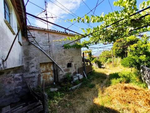 Terreno de Construção e Moradia para Restauro