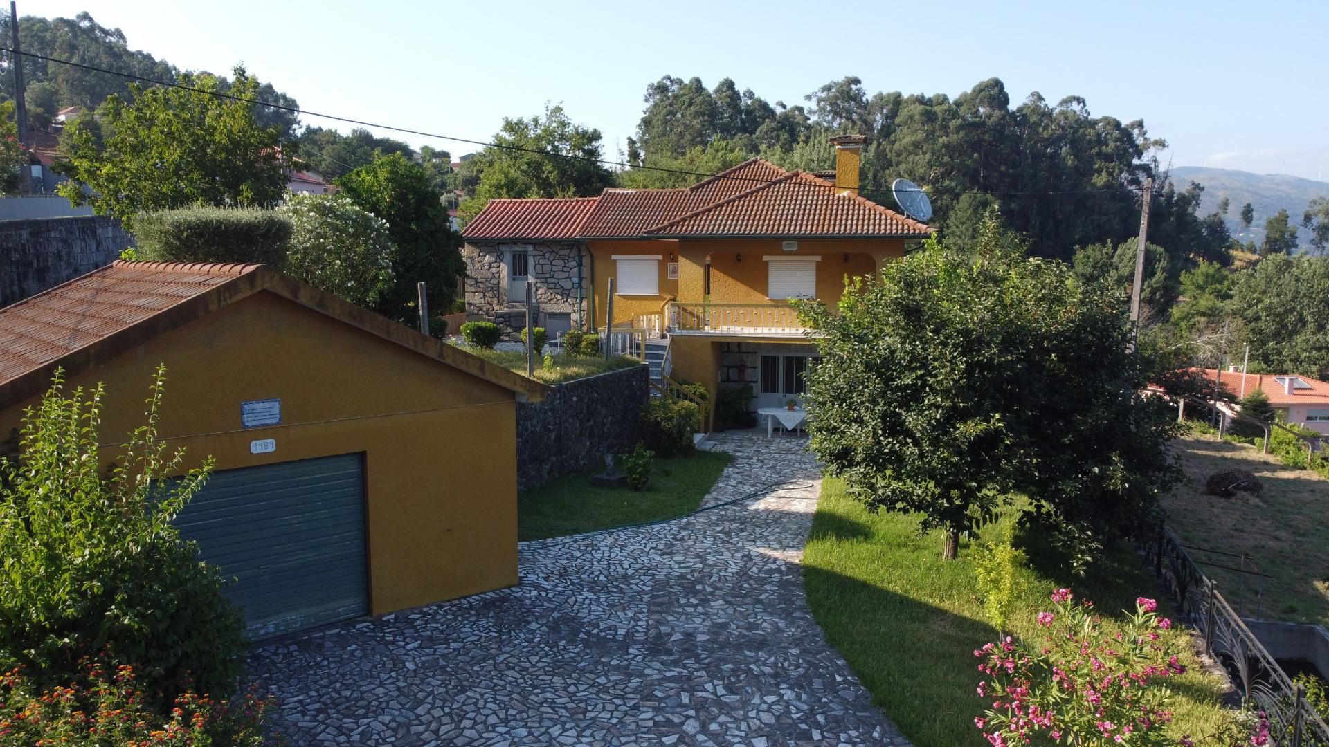 Moradia T4, Garagem, Água Própria, Anexos e Terreno com Mais de 2.500 m²