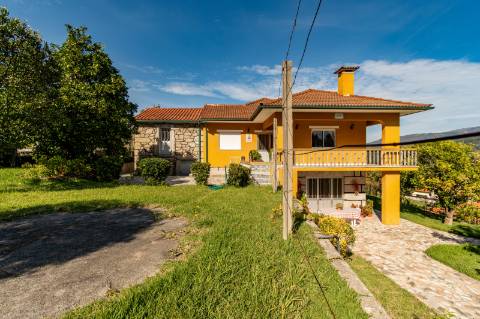 Moradia T4, Garagem, Água Própria, Anexos e Terreno com Mais de 2.500 m²