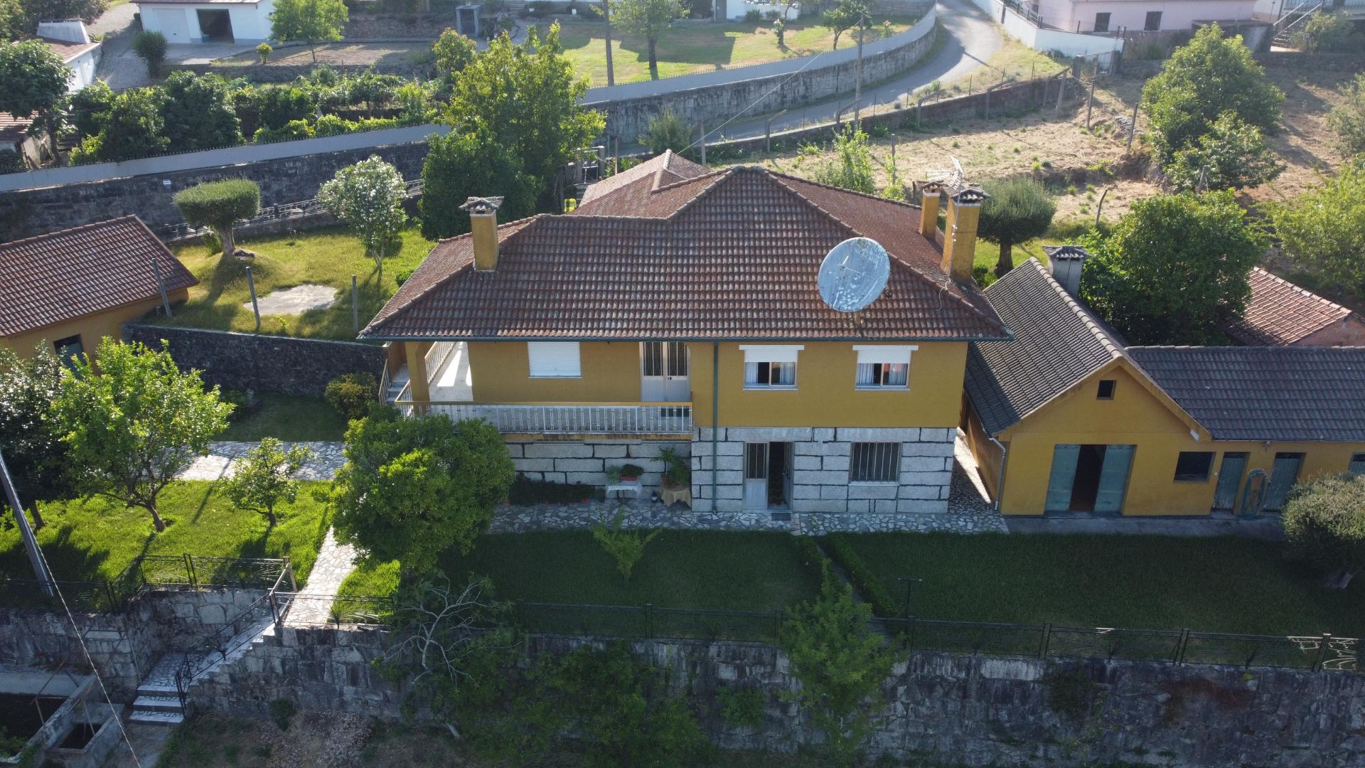 Moradia T4, Garagem, Água Própria, Anexos e Terreno com Mais de 2.500 m²