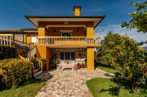 Moradia T4, Garagem, Água Própria, Anexos e Terreno com Mais de 2.500 m²