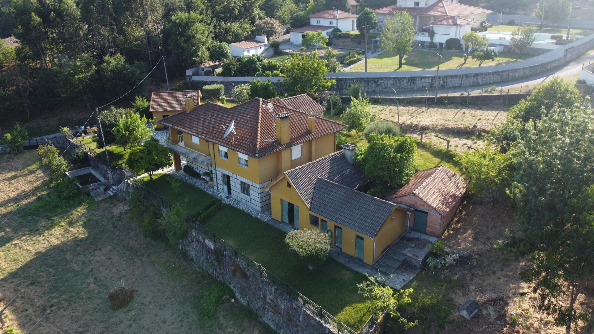 Moradia T4, Garagem, Água Própria, Anexos e Terreno com Mais de 2.500 m²