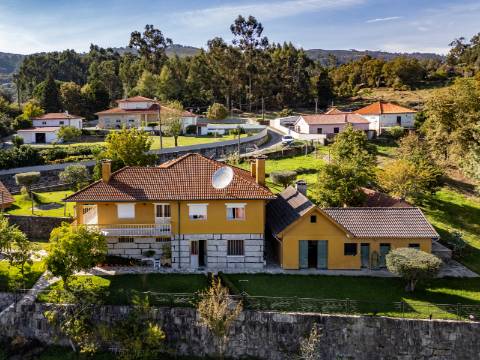 Moradia T4, Garagem, Água Própria, Anexos e Terreno com Mais de 2.500 m²