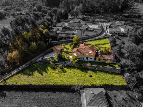 Moradia T4, Garagem, Água Própria, Anexos e Terreno com Mais de 2.500 m²