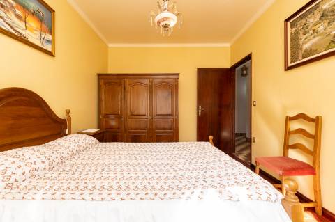 Moradia T4, Garagem, Água Própria, Anexos e Terreno com Mais de 2.500 m²