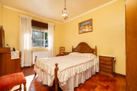 Moradia T4, Garagem, Água Própria, Anexos e Terreno com Mais de 2.500 m²