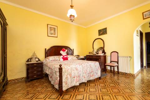 Moradia T4, Garagem, Água Própria, Anexos e Terreno com Mais de 2.500 m²