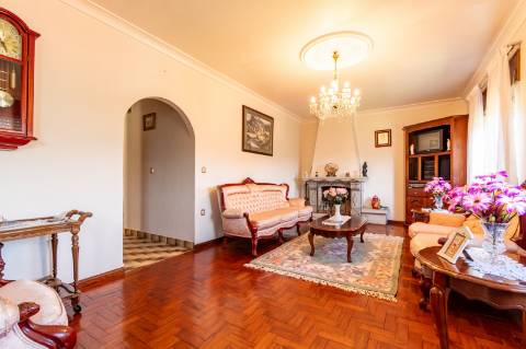 Moradia T4, Garagem, Água Própria, Anexos e Terreno com Mais de 2.500 m²