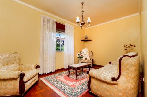 Moradia T4, Garagem, Água Própria, Anexos e Terreno com Mais de 2.500 m²