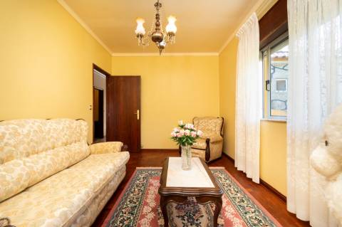 Moradia T4, Garagem, Água Própria, Anexos e Terreno com Mais de 2.500 m²