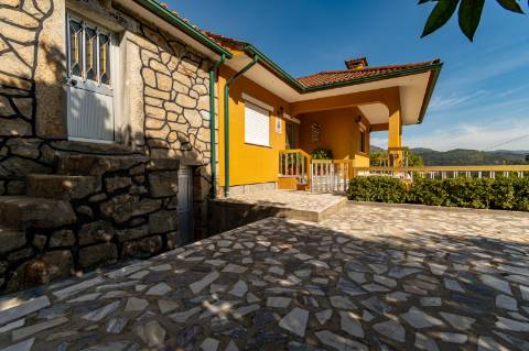 Moradia T4, Garagem, Água Própria, Anexos e Terreno com Mais de 2.500 m²