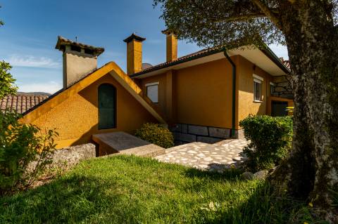 Moradia T4, Garagem, Água Própria, Anexos e Terreno com Mais de 2.500 m²