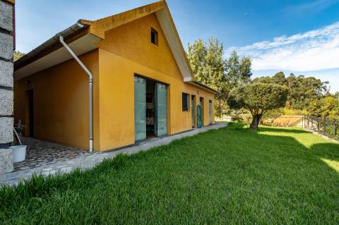 Moradia T4, Garagem, Água Própria, Anexos e Terreno com Mais de 2.500 m²