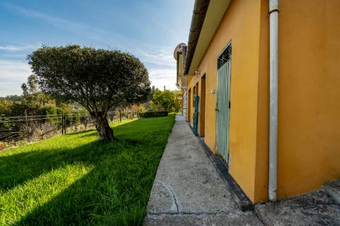 Moradia T4, Garagem, Água Própria, Anexos e Terreno com Mais de 2.500 m²