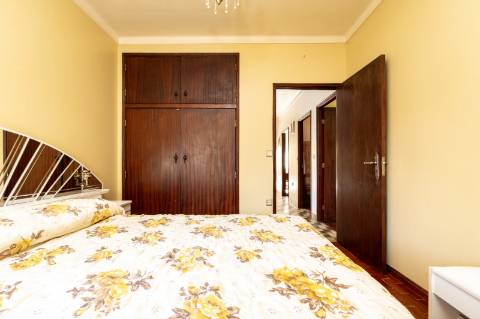 Moradia T4, Garagem, Água Própria, Anexos e Terreno com Mais de 2.500 m²