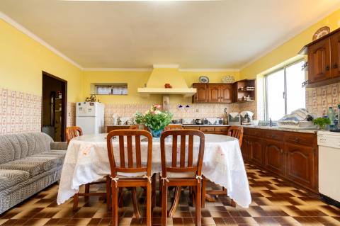 Moradia T4, Garagem, Água Própria, Anexos e Terreno com Mais de 2.500 m²