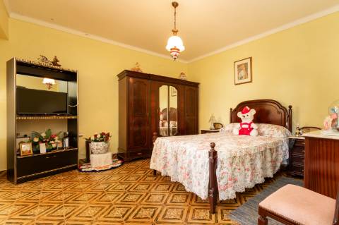 Moradia T4, Garagem, Água Própria, Anexos e Terreno com Mais de 2.500 m²