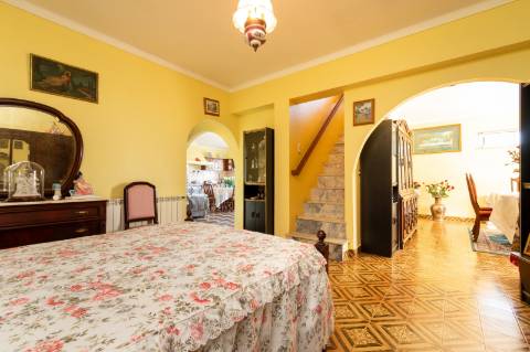 Moradia T4, Garagem, Água Própria, Anexos e Terreno com Mais de 2.500 m²