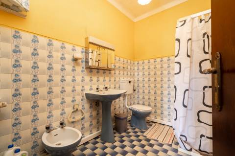 Moradia T4, Garagem, Água Própria, Anexos e Terreno com Mais de 2.500 m²