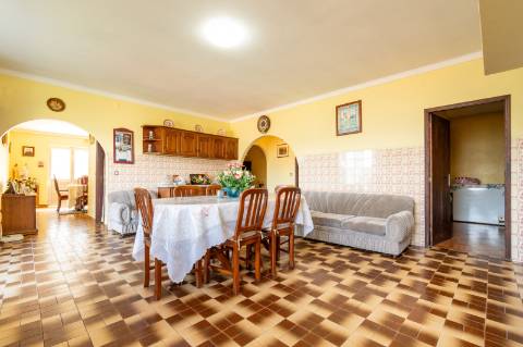 Moradia T4, Garagem, Água Própria, Anexos e Terreno com Mais de 2.500 m²