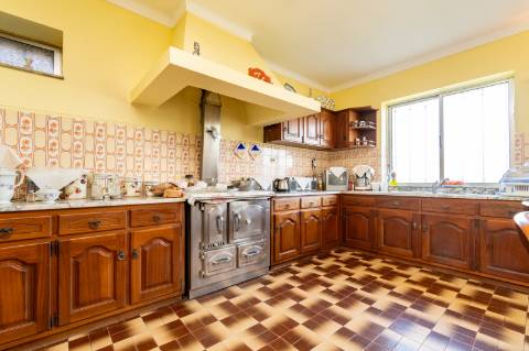 Moradia T4, Garagem, Água Própria, Anexos e Terreno com Mais de 2.500 m²