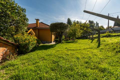 Moradia T4, Garagem, Água Própria, Anexos e Terreno com Mais de 2.500 m²