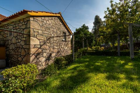 Moradia T4, Garagem, Água Própria, Anexos e Terreno com Mais de 2.500 m²