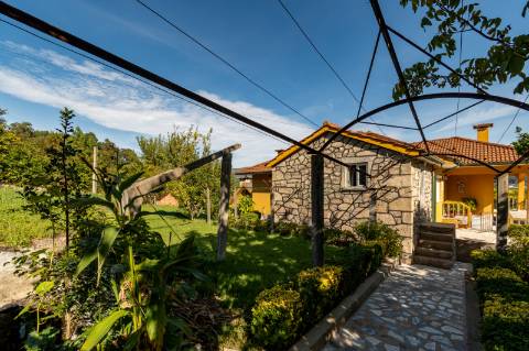 Moradia T4, Garagem, Água Própria, Anexos e Terreno com Mais de 2.500 m²