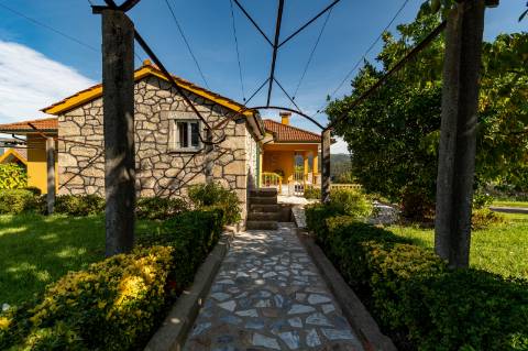 Moradia T4, Garagem, Água Própria, Anexos e Terreno com Mais de 2.500 m²