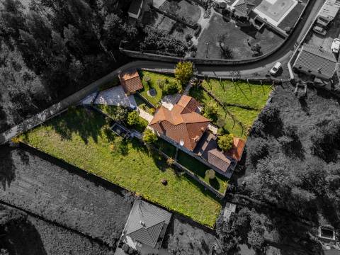 Moradia T4, Garagem, Água Própria, Anexos e Terreno com Mais de 2.500 m²