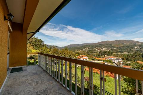 Moradia T4, Garagem, Água Própria, Anexos e Terreno com Mais de 2.500 m²