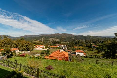 Moradia T4, Garagem, Água Própria, Anexos e Terreno com Mais de 2.500 m²