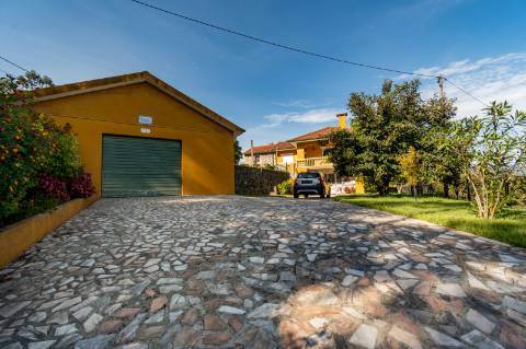 Moradia T4, Garagem, Água Própria, Anexos e Terreno com Mais de 2.500 m²