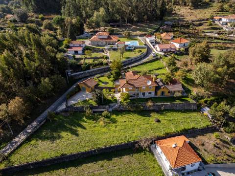 Moradia T4, Garagem, Água Própria, Anexos e Terreno com Mais de 2.500 m²