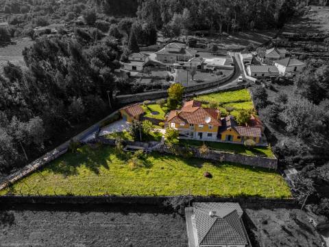 Moradia T4, Garagem, Água Própria, Anexos e Terreno com Mais de 2.500 m²