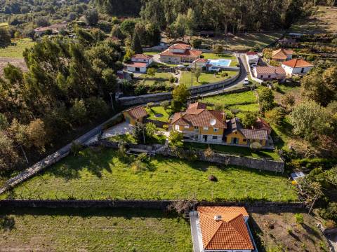 Moradia T4, Garagem, Água Própria, Anexos e Terreno com Mais de 2.500 m²