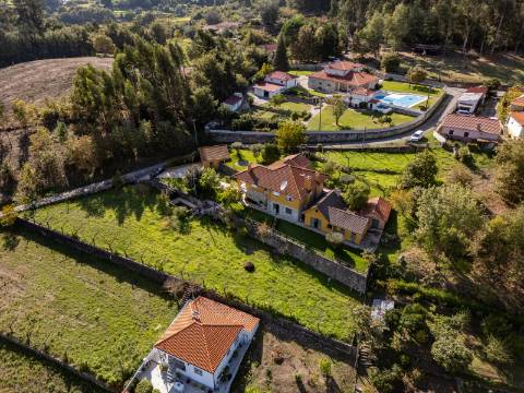 Moradia T4, Garagem, Água Própria, Anexos e Terreno com Mais de 2.500 m²