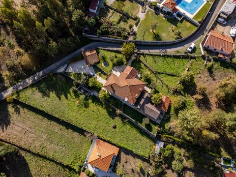 Moradia T4, Garagem, Água Própria, Anexos e Terreno com Mais de 2.500 m²