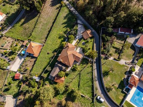 Moradia T4, Garagem, Água Própria, Anexos e Terreno com Mais de 2.500 m²