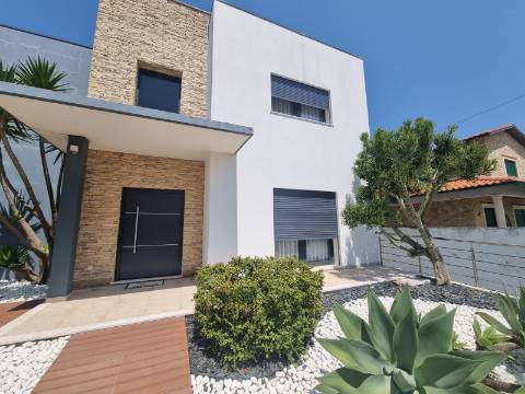 Moradia T4 de luxo perto da praia de 2019