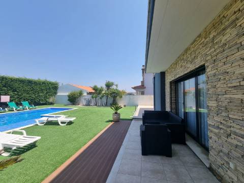 Moradia T4 de luxo perto da praia de 2019