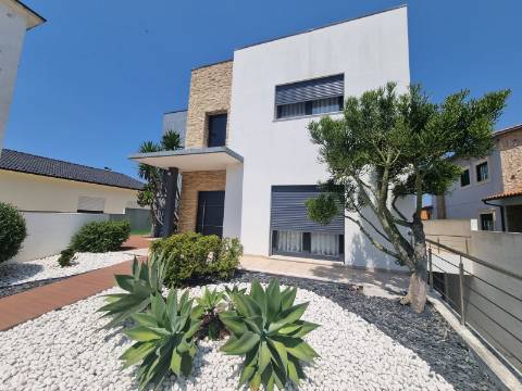 Moradia T4 de luxo perto da praia de 2019