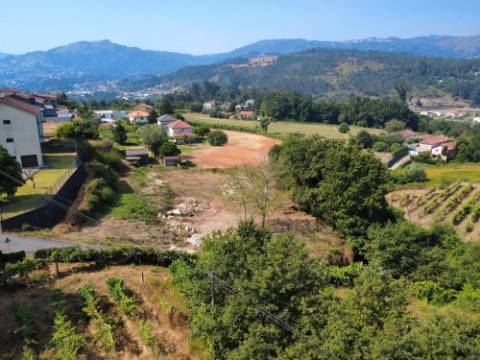 Terreno de Construção com Bons Acessos
