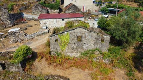 Ruína para Restauro com Terreno e Anexos - Paredes do Vale, Arcos de Valdevez