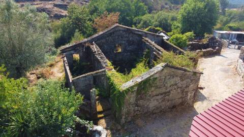 Ruína para Restauro com Terreno e Anexos - Paredes do Vale, Arcos de Valdevez