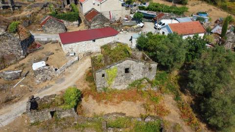 Ruína para Restauro com Terreno e Anexos - Paredes do Vale, Arcos de Valdevez